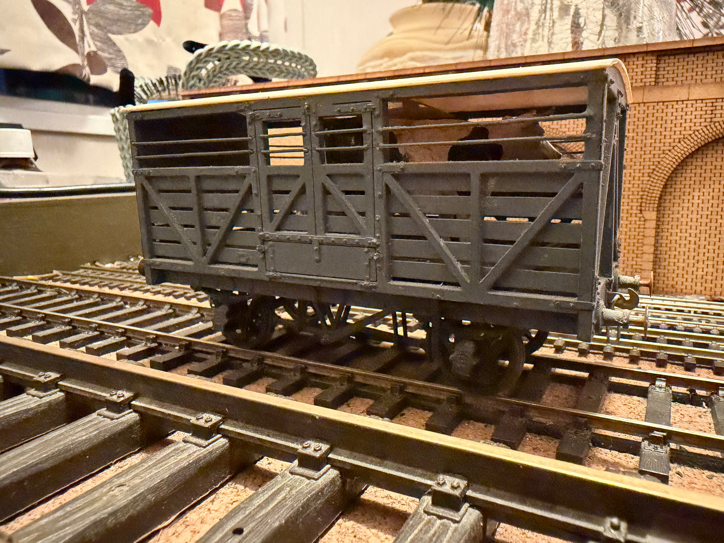 Slater’s 7031 (O Gauge) Ex MR ‘Large’ 10T Cattle Wagon No.114351 in London Midland & Scottish Railway Grey, with Bull (unfinished) 