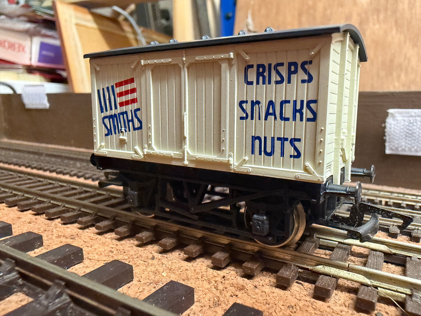 Hornby R.135 (OO) Smith Snacks Van
