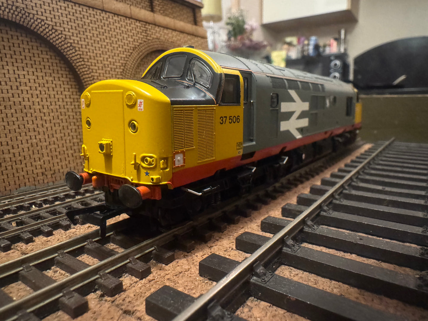 Bachmann 32-387 (OO) British Railways Class 37/5 No.37506 in British Rail, Railfreight Red Stripe Livery and Thornaby Depot Decal. DCC Ready 