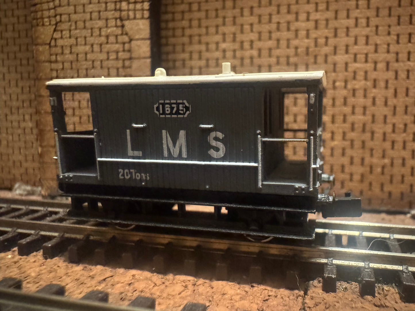 Peco NR-48T (N Gauge) London Midland & Scottish Railway, 20T Brake Van No.1675