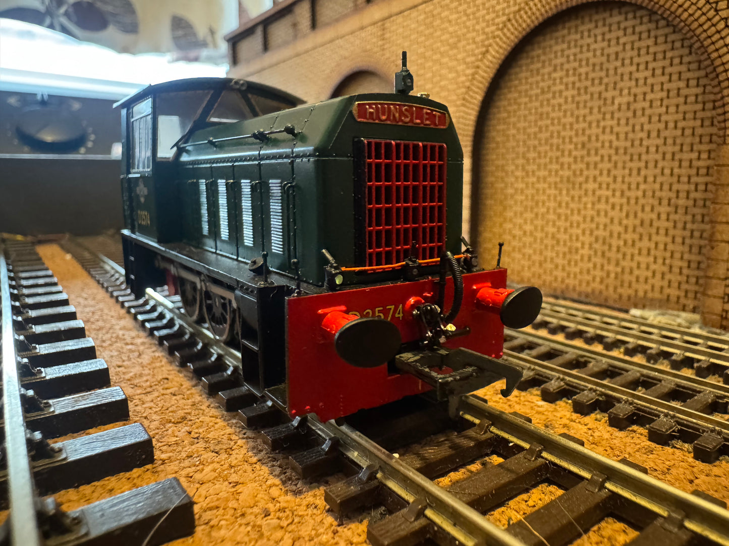Heljan 2500 (OO) British Railways, Hunslet 200HP 0-6-0DM [Class 05] No.D2574 in BR Green. DCC Ready 
