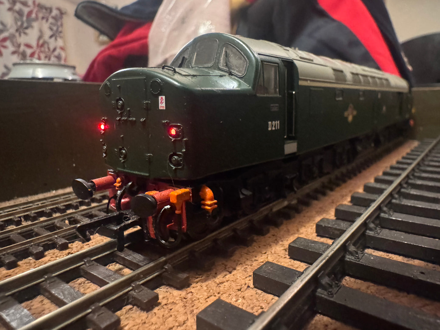 Bachmann 32-480DS (OO) British Railway, English Electric Type 4, [Class 40] No.D211 “Mauretania” in BR Green. DCC Sound Fitted. 