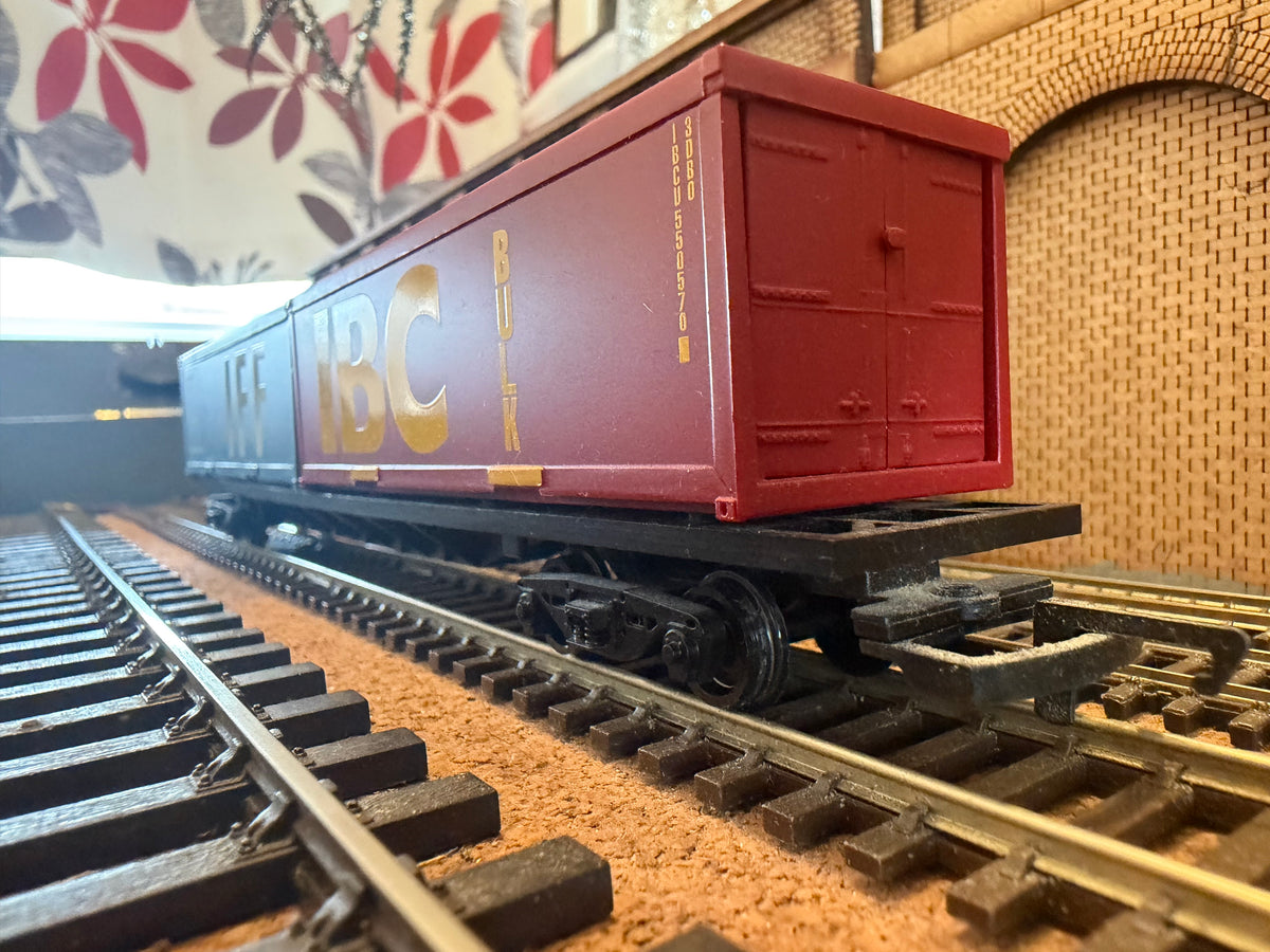 Hornby Railroad R6425 (OO) Ex British Rail Container Wagon with Containers. 