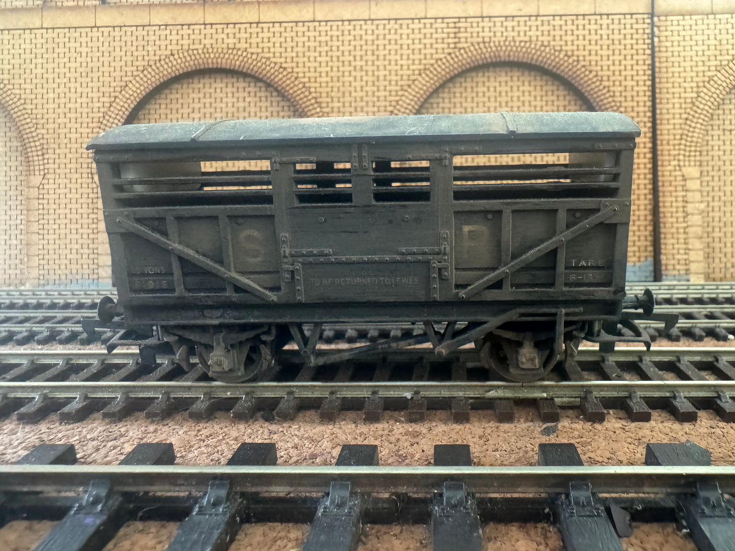 Hornby R106 (OO) Southern Railway 10T Cattle Wagon No.51915 in Heavily Weathered Southern Railway livery 