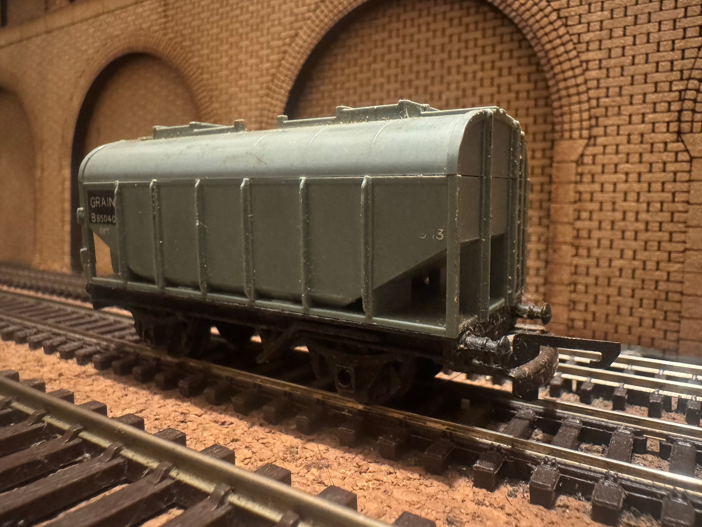 Tri-ang T170 (TT) British Railways 20T Covered Grain Hopper No.B85040 in BR Grey.