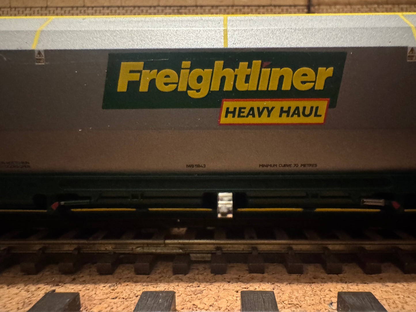 Bachmann 38-031 (OO) Freightliner 100T HHA Bogie Hopper with hinged end doors No.370001 in Freightliner Heavy Haul Livery with. 