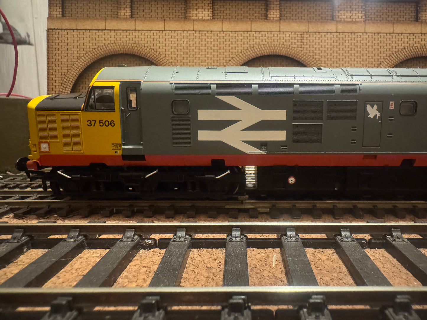 Bachmann 32-387 (OO) British Railways Class 37/5 No.37506 in British Rail, Railfreight Red Stripe Livery and Thornaby Depot Decal. DCC Ready 