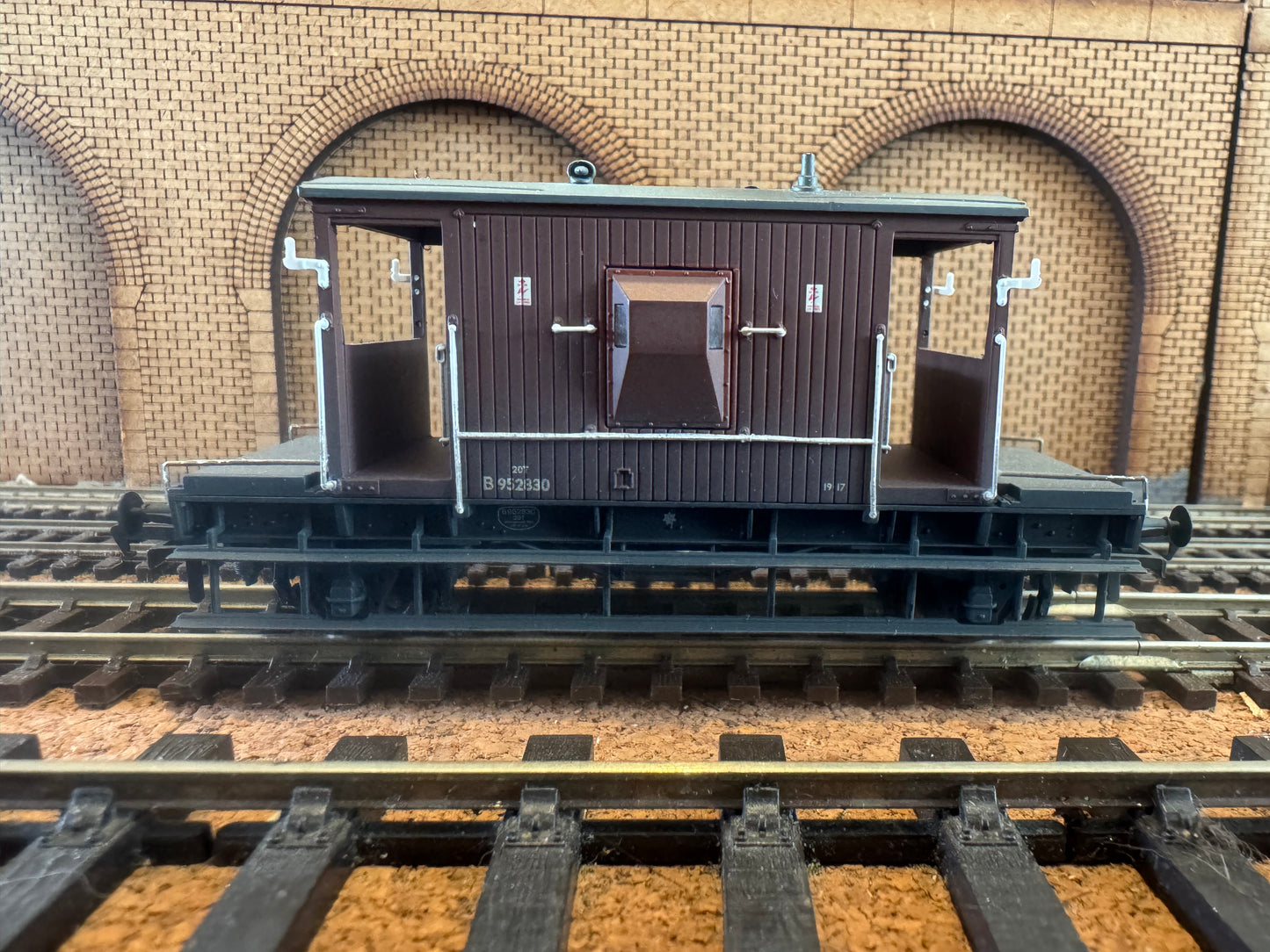 Bachmann 37-537D (OO) British Railways 20T Brake Van No.B952830 in weathered BR Bauxite. 