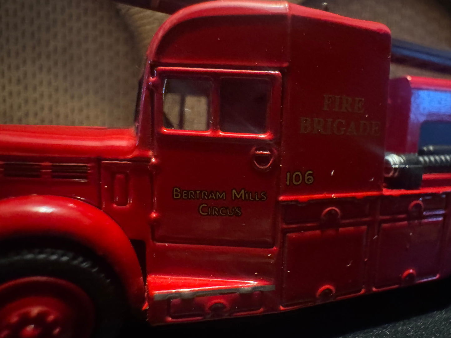 Oxford Diecast 76BHF004 (OO / 1:76) Bedford WLG Heavy Unit, Fire Engine in Bertram Mills Circus Livery 