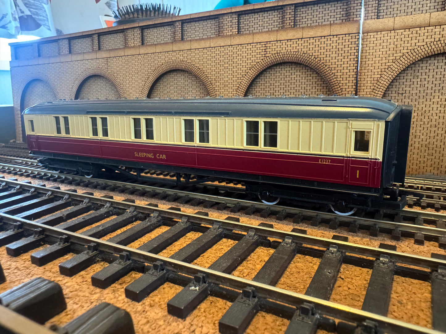 Hornby R419 (OO) Ex LNER ‘Gresley’ First Class Sleeping Car No.E1237 in British Railways Blood and Custard 