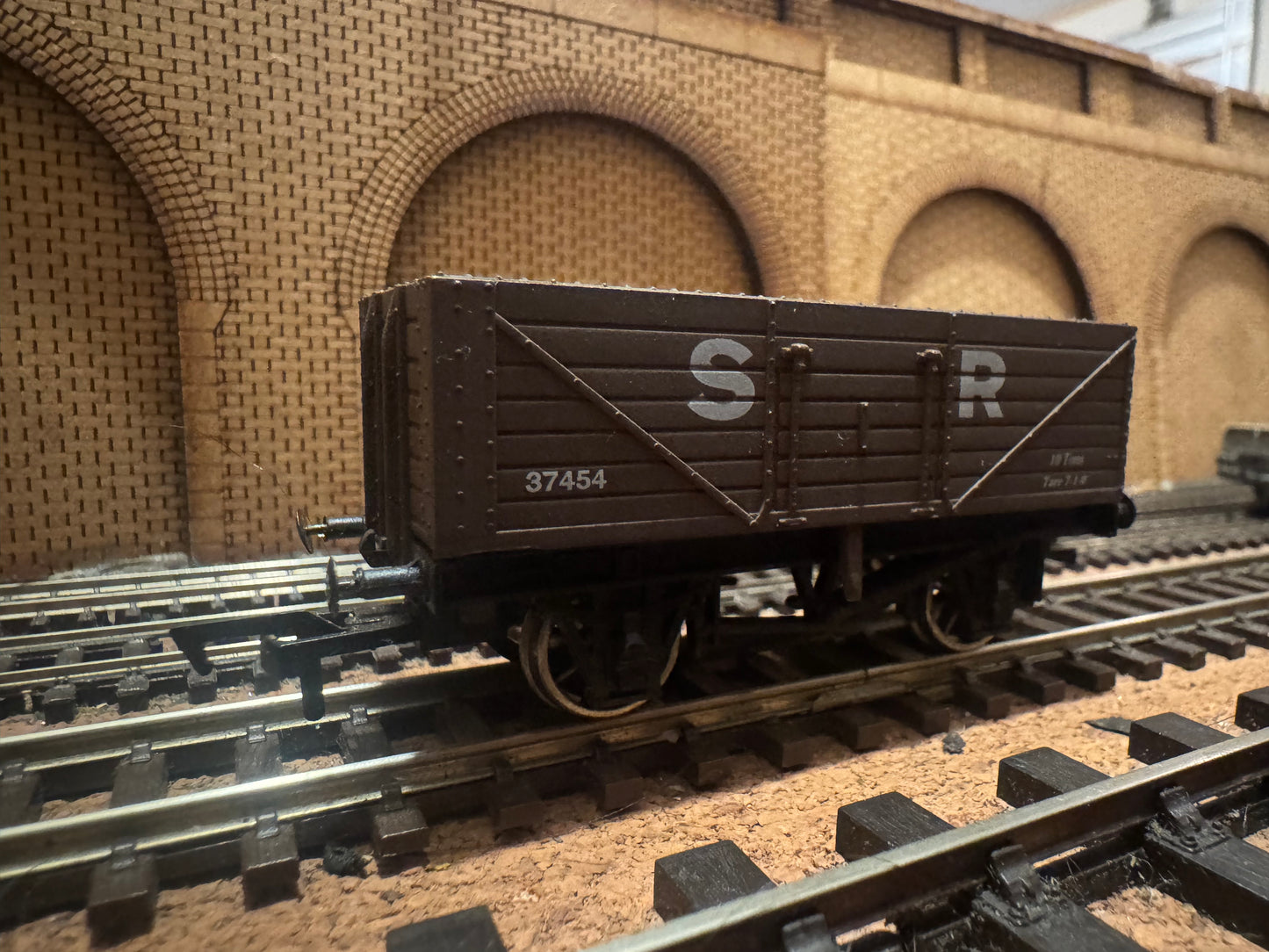 Dapol 4F-071-015 (OO) Southern Railway 10T Severn Plank Wagon No.37454 in SR Brown 