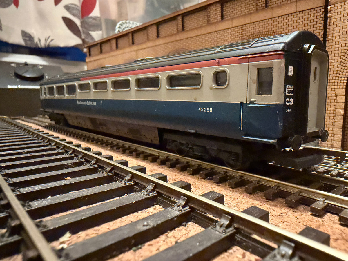 Lima L305163 (OO) British Rail MK3 Restaurant-Buffet No.42258 in BR Intercity 125 Livery