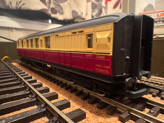 Hornby R.410 (OO) Ex LNER ‘Gresley’ Brake Corridor Composite No.E10066 in British Railways ‘Blood & Custard Livery 