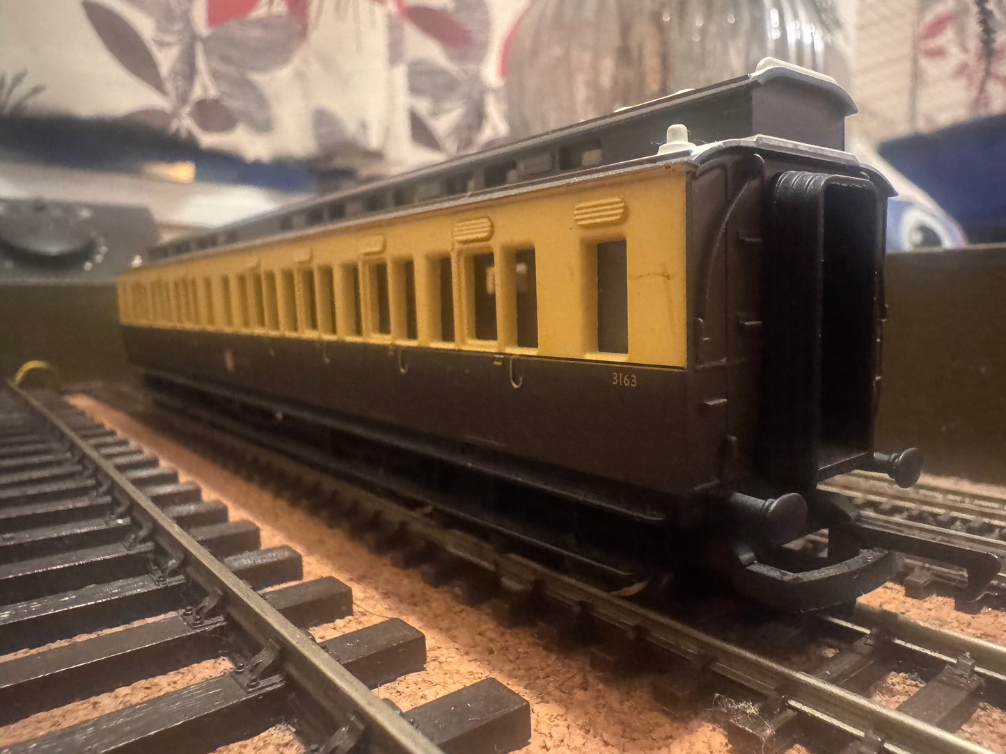 Hornby R4222A (OO) Great Western Railway ‘Dean’ Clerestory 3rd, No.3163 in GWR 1927-1934 Chocolate and Cream livery. 
