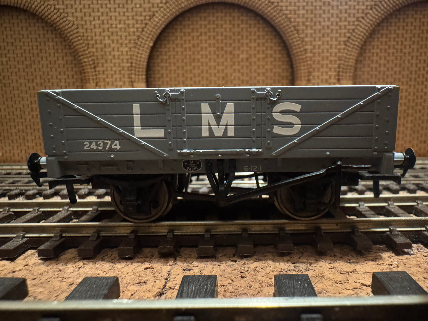 Bachmann 37-070 (OO) London Midland Scottish Five Plank Wagon No.24374 in LMS Grey 