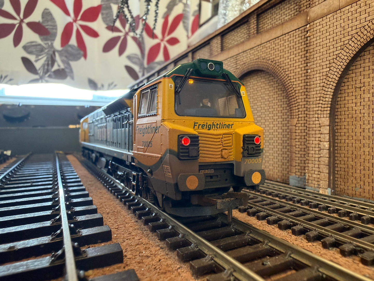 Bachmann 31-588 (OO) General Electric Class 70 No.70005 in Weathered Freightliner Powerhaul Livery. DCC Ready 
