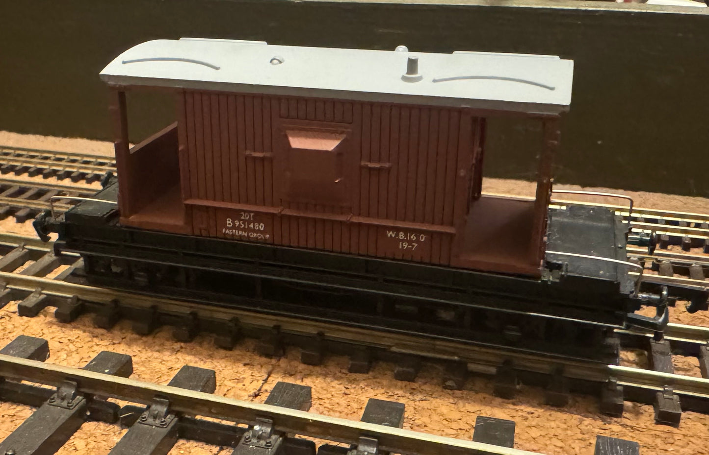 Mainline (OO) British Railways, Eastern Region 20ton Brake Van No.B951480 in BR Bauxite.