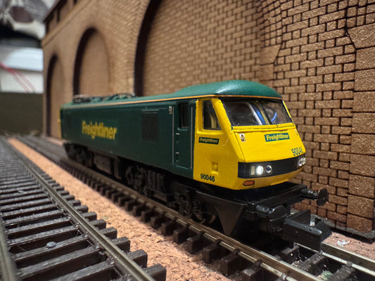 Graham Farish 371-777 (N Gauge) Ex BR Class 90, No.90046 in Freightliner Green & Yellow. DCC Fitted.