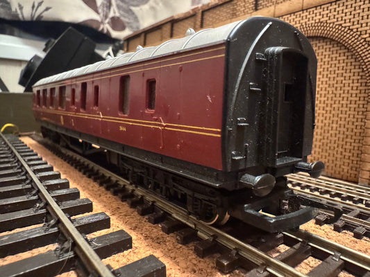 Hornby R475 (OO) London Midland & Scottish Railway ‘Stanier’ Corridor 3rd Brake No.5644 in LMS Lined Crimson 