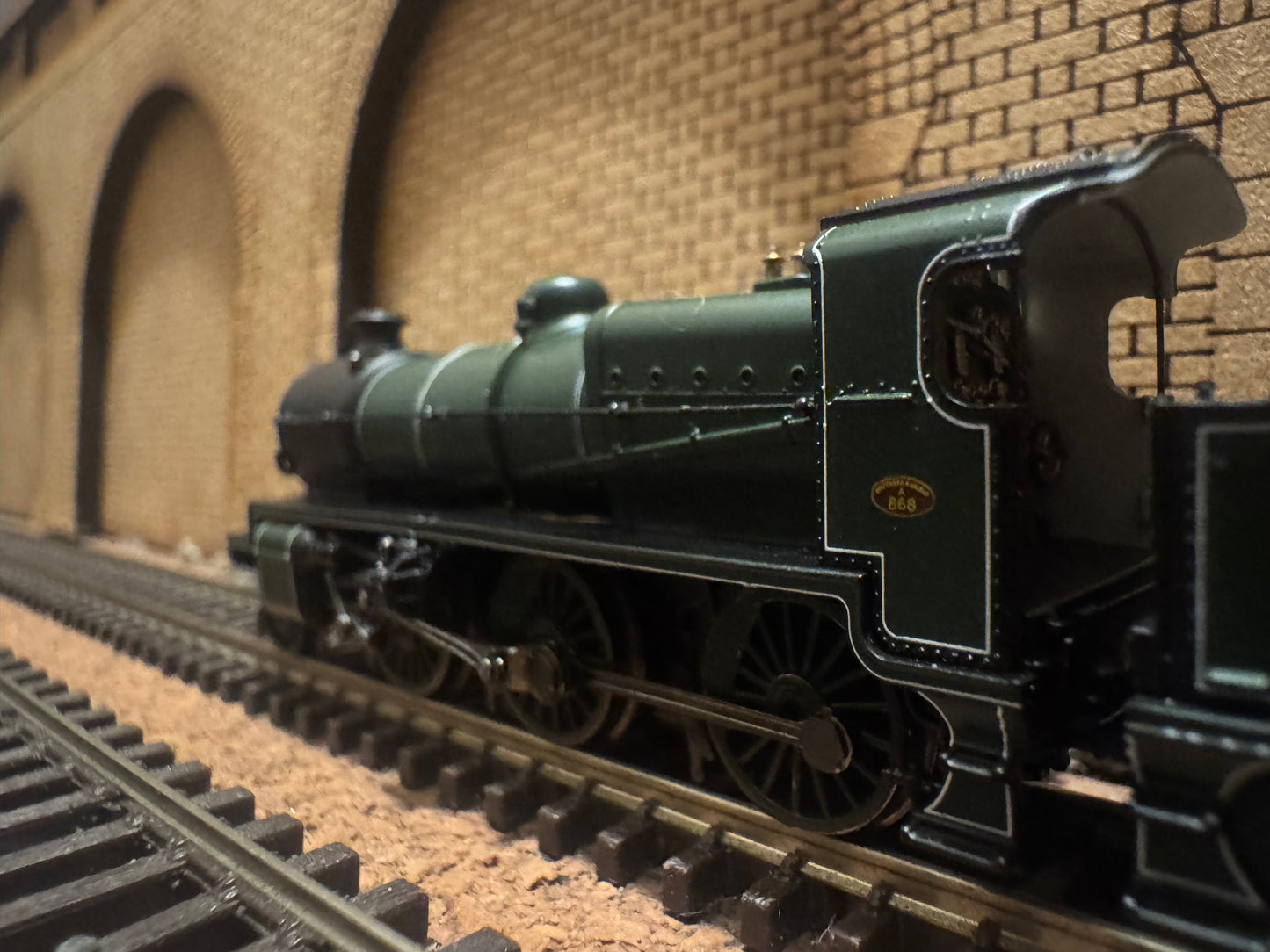 Graham Farish 372-930 Southern Railway N Class ‘Mongolipers’ No.A868 in Early Southern Olive Green. DCC Ready 