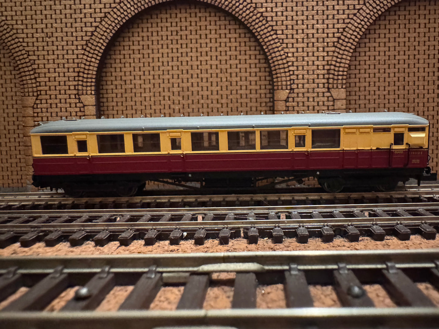 Dapol NC-61D (N Gauge) Ex LNER ‘Gresley’ Corridor Brake Second No.E10112E in British Railways Blood and Custard Livery 