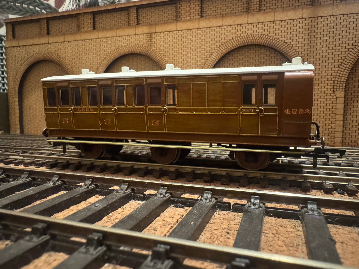 Hornby R40083 (OO) London North Eastern Railway, Six Wheeled Brake Third Class Compartment Brake Coach No.4589 in LNER Varnished Teak. 