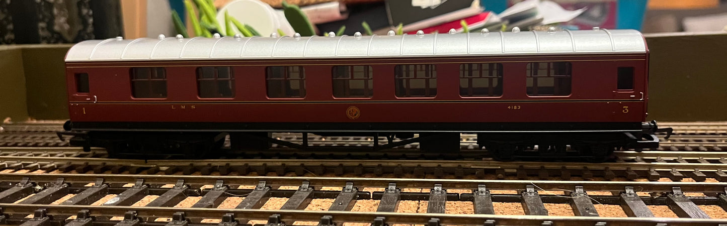 Hornby Railroad (OO) London Midland & Scottish Railway, ‘Stanier’ Composite Coach No.4183 in LMS Maroon.