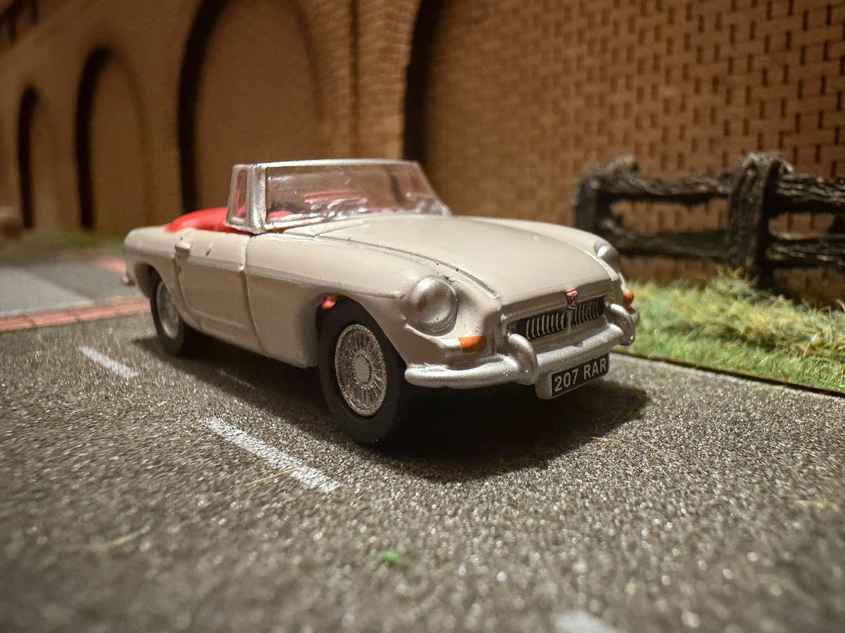 Oxford Diecast 76MGB007 (1:76 / OO) MG B Roadster in Chelsea Grey. 