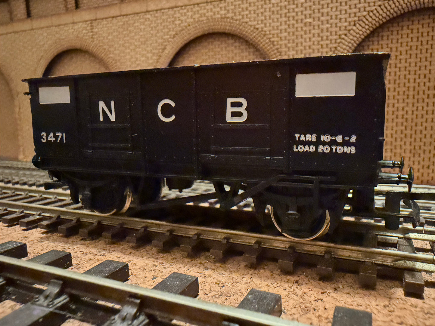 Hornby R.102 (OO) National Coal Board, 20T Steel Body Wagon No.3471 in NCB Black 