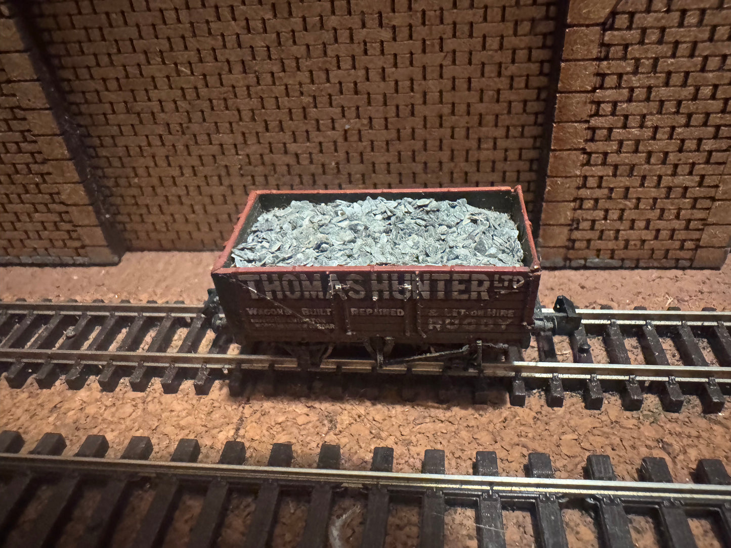 Graham Farish 377-2009K (N Gauge) Thomas Hunter Ltd Severn Plank Open Wagon. Weathered and with Load 