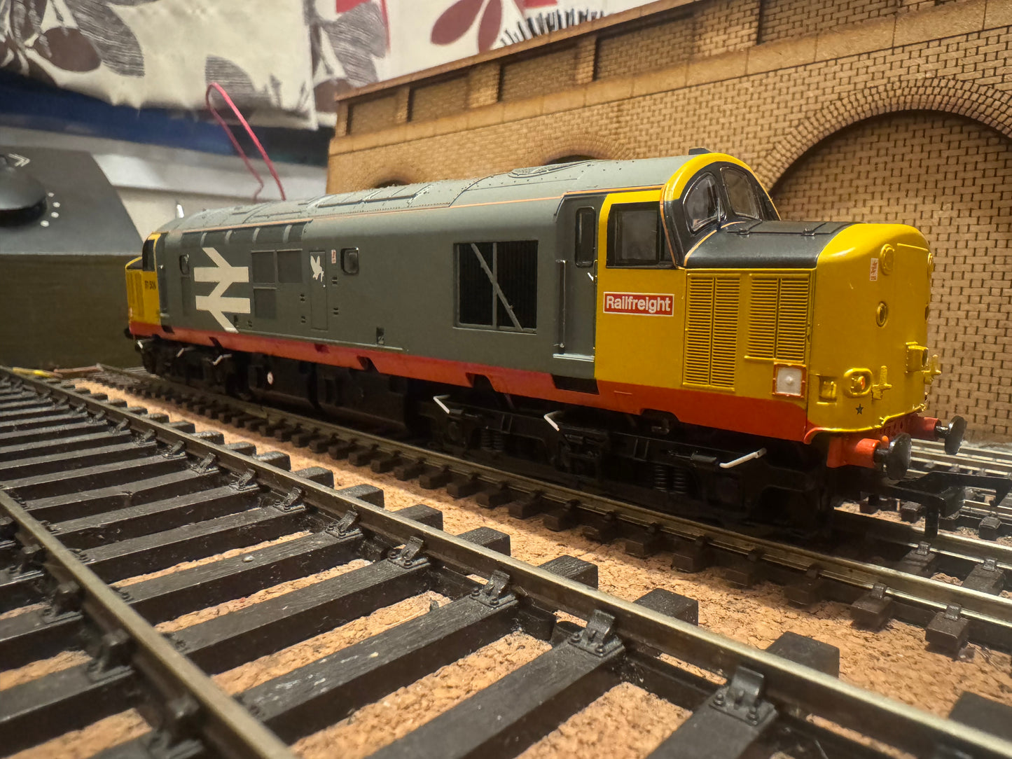 Bachmann 32-387 (OO) British Railways Class 37/5 No.37506 in British Rail, Railfreight Red Stripe Livery and Thornaby Depot Decal. DCC Ready 
