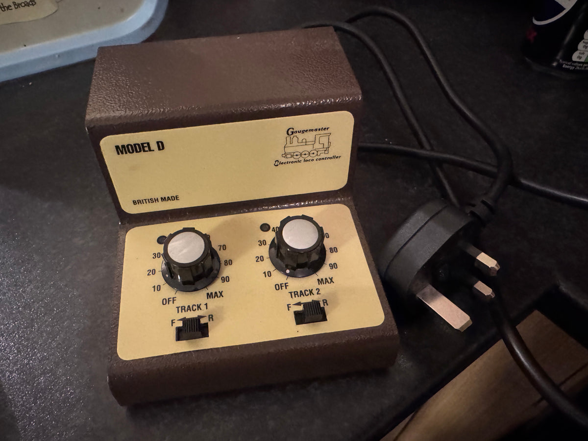 Gaugemaster (N to OO) Model D, 12v DC Twin Controller and Powered Outl ...
