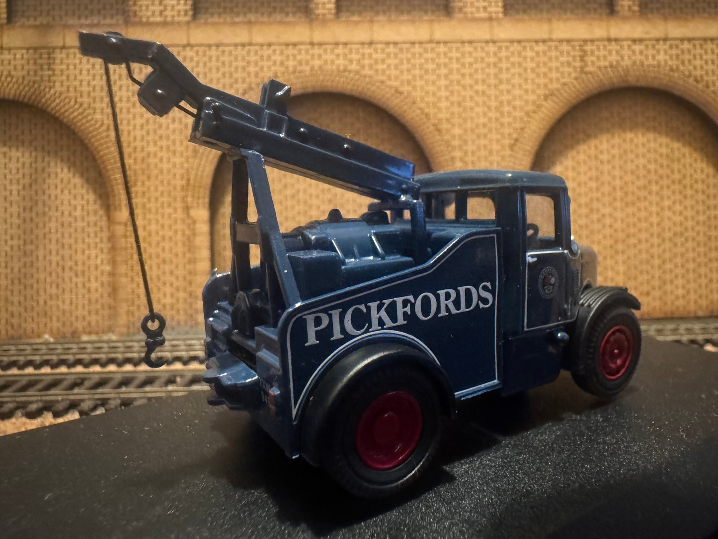 Oxford Diecast 76SH002 (OO / 1:76) Scammel Highwayman Crane. In Pickfords livery, with British Road Service Markings. Fleet Number M2362