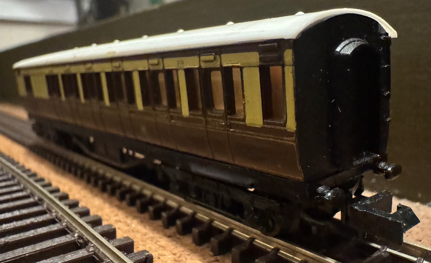 Graham Farish No. 0614 (N Gauge) Great Western Railway, 57ft Composite Brake Suburban No.276 in GWR Chocolate & Cream. 