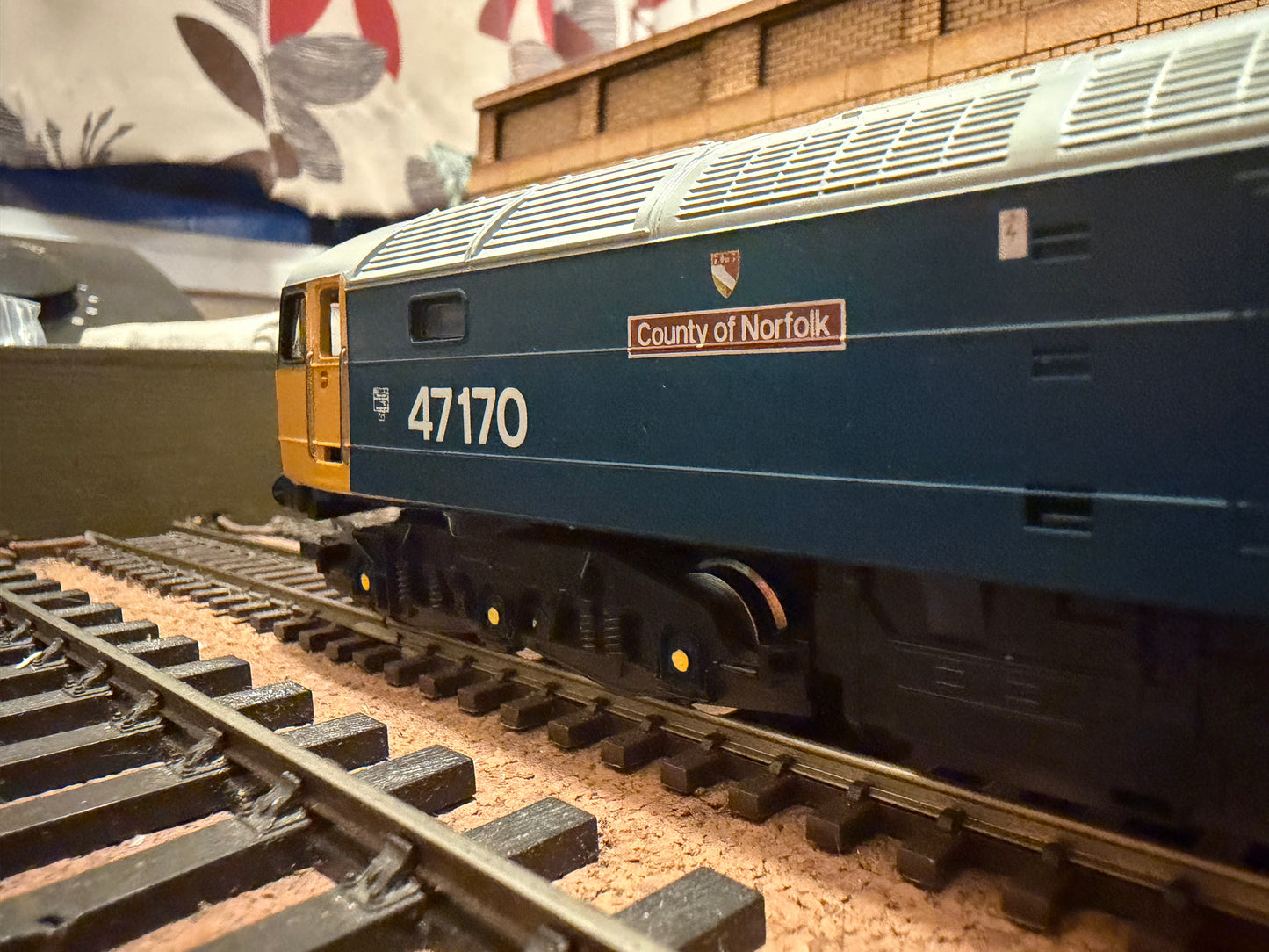 Hornby R307A (OO) British Railways Class 47 No.47170 “County of Norfolk” in BR Large Logo Blue 