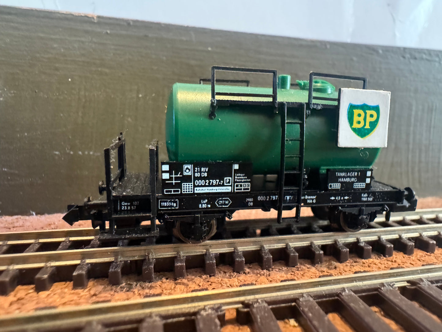 Fleischmann 8402 (Euro N Gauge / 1:160) Deutsche Bahn / British Petroleum Kesselwagen No.000 2 797 - 7.. 