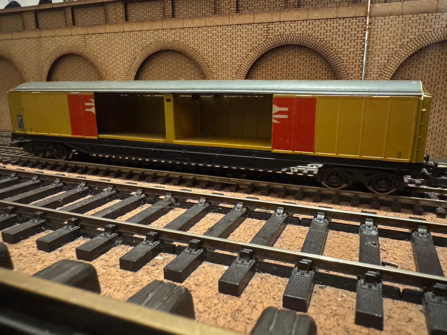 Lima L303204W (HO) British Rail Railfreight Sliding Door Van 
