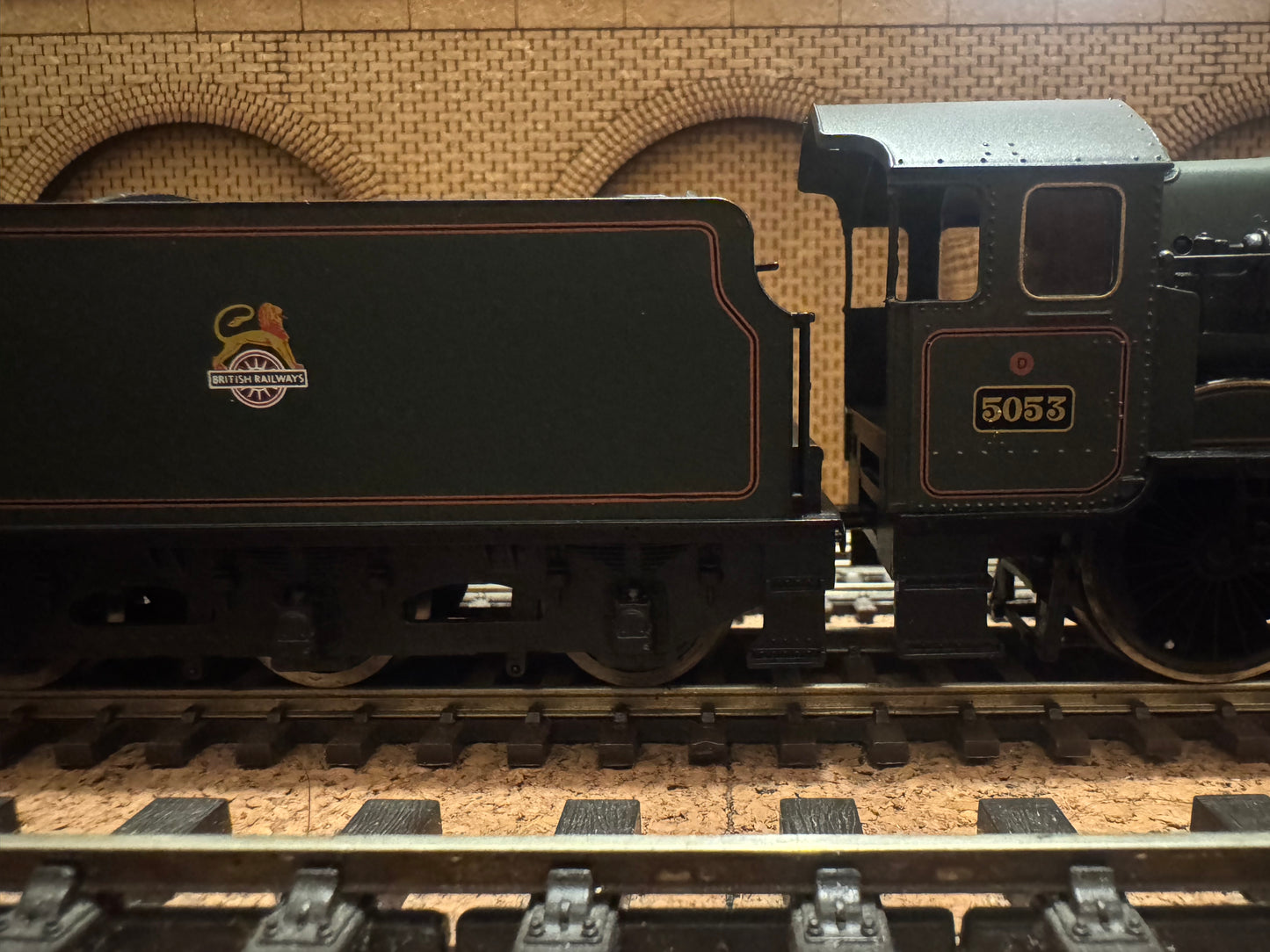 Hornby R2086 (OO) Ex GWR 4073 ‘Castle Class’ No.5053 “Earl Cairns” with Hawksworth 4000G Tender in British Railways Lined Maroon 