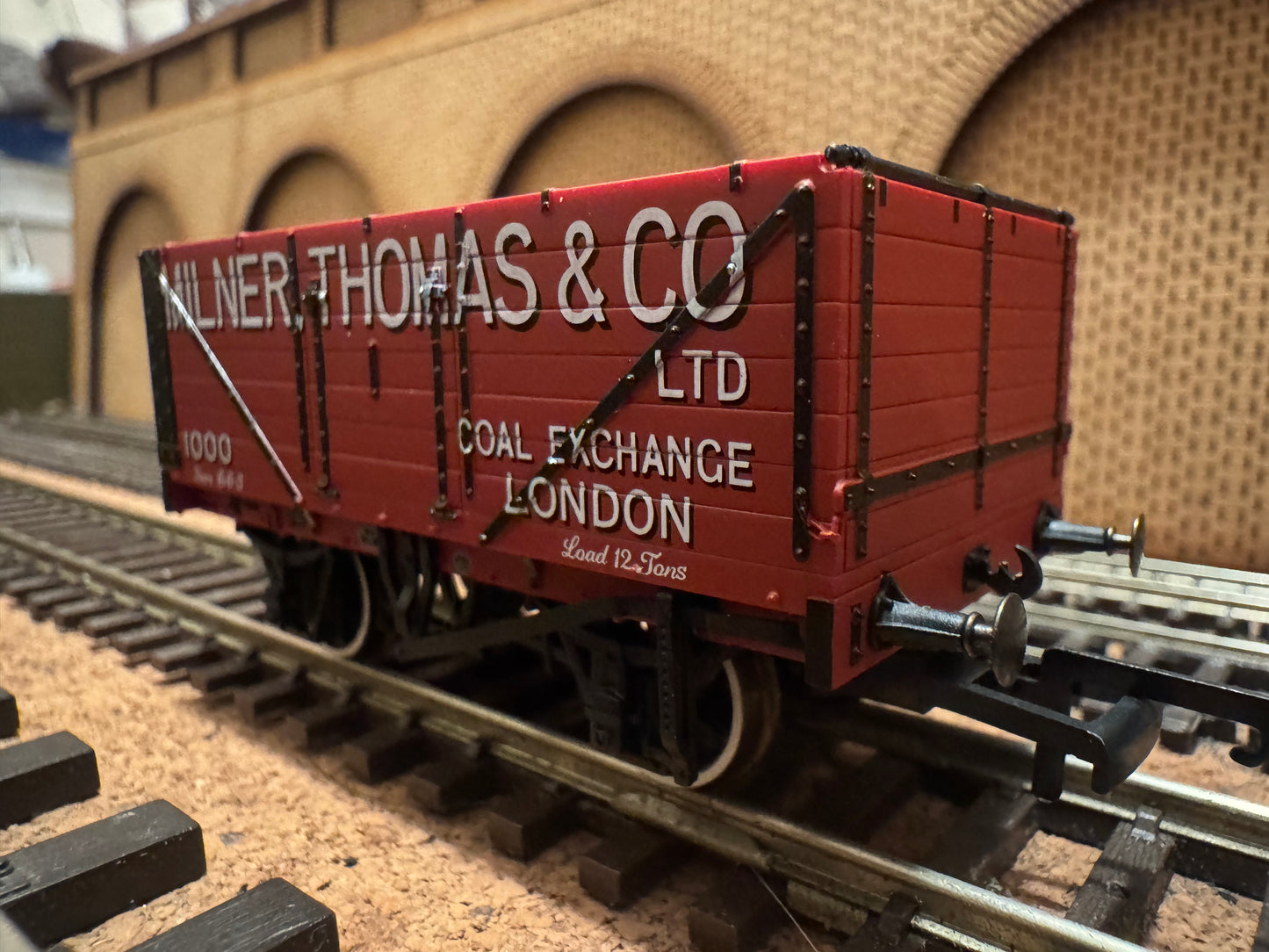 Oxford Rail OR76MW7027 (OO) Milner Thomas & Co Ltd Severn Plank Open Wagon No.1000 