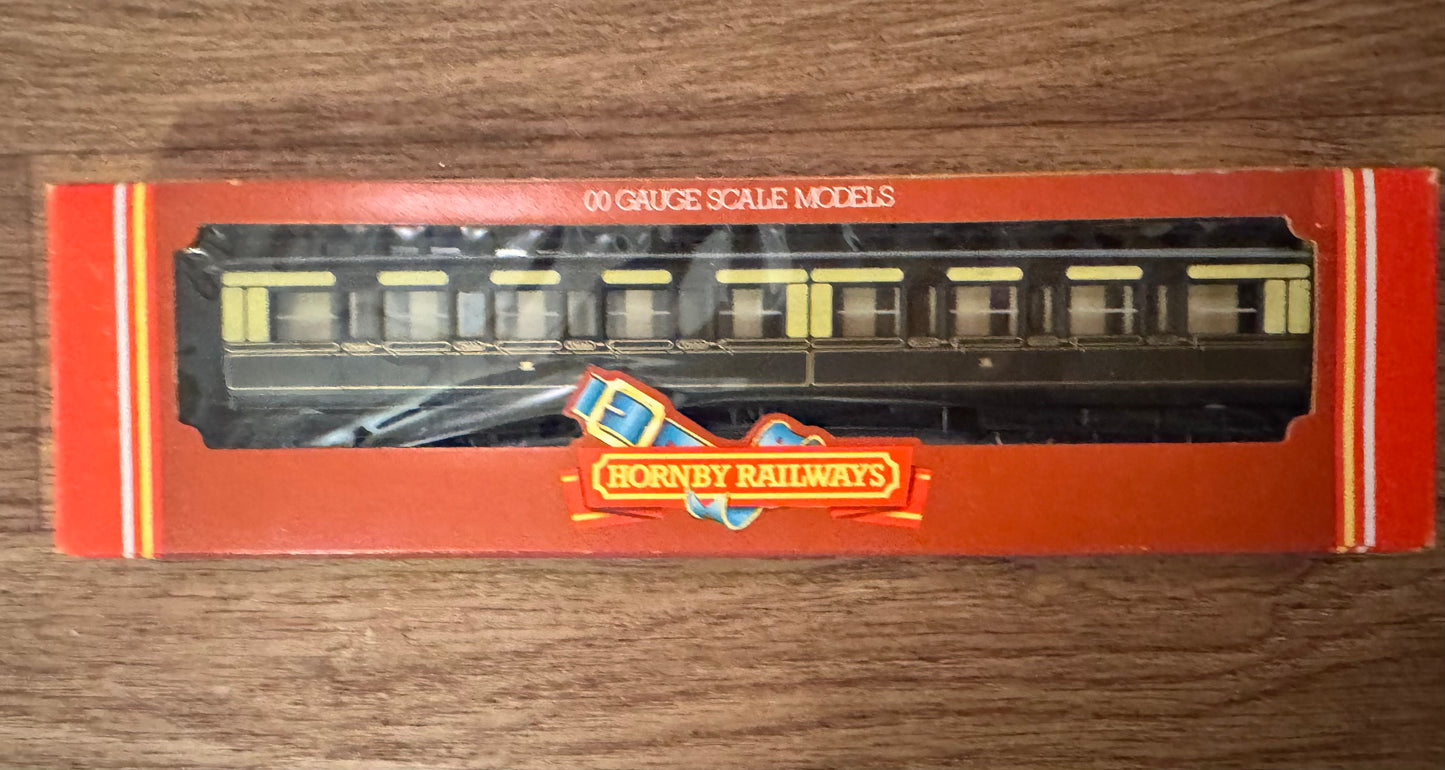 Hornby R.122 (OO) Great Western Railway ‘Dean’ Clerestory Composite Coach, in GWR 1880 - 1908 Chocolate & Cream with Gold Lining 