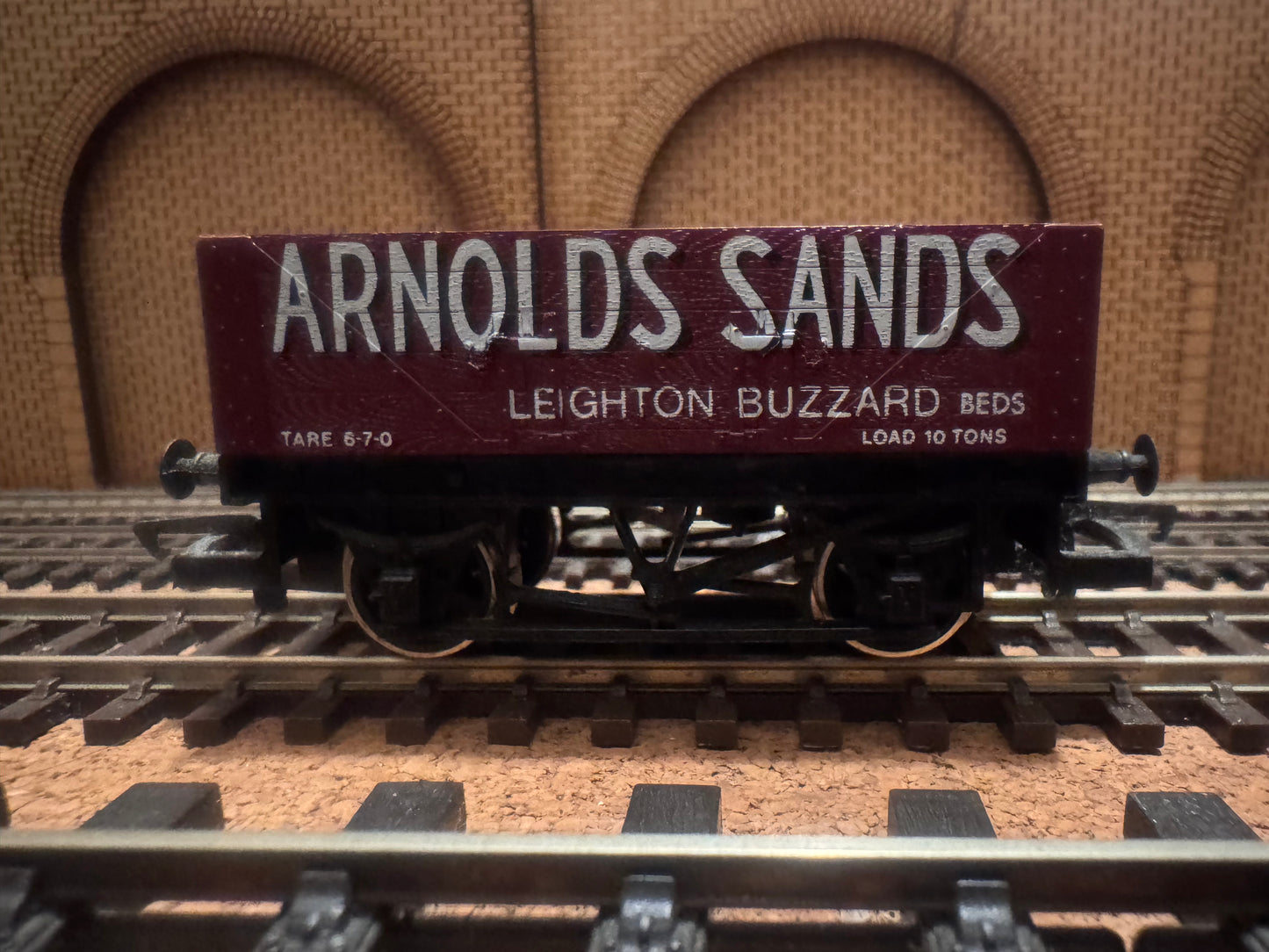 Hornby R.717 (OO) Arnolds Sands of Leighton Buzzard Five Plank Wagon.