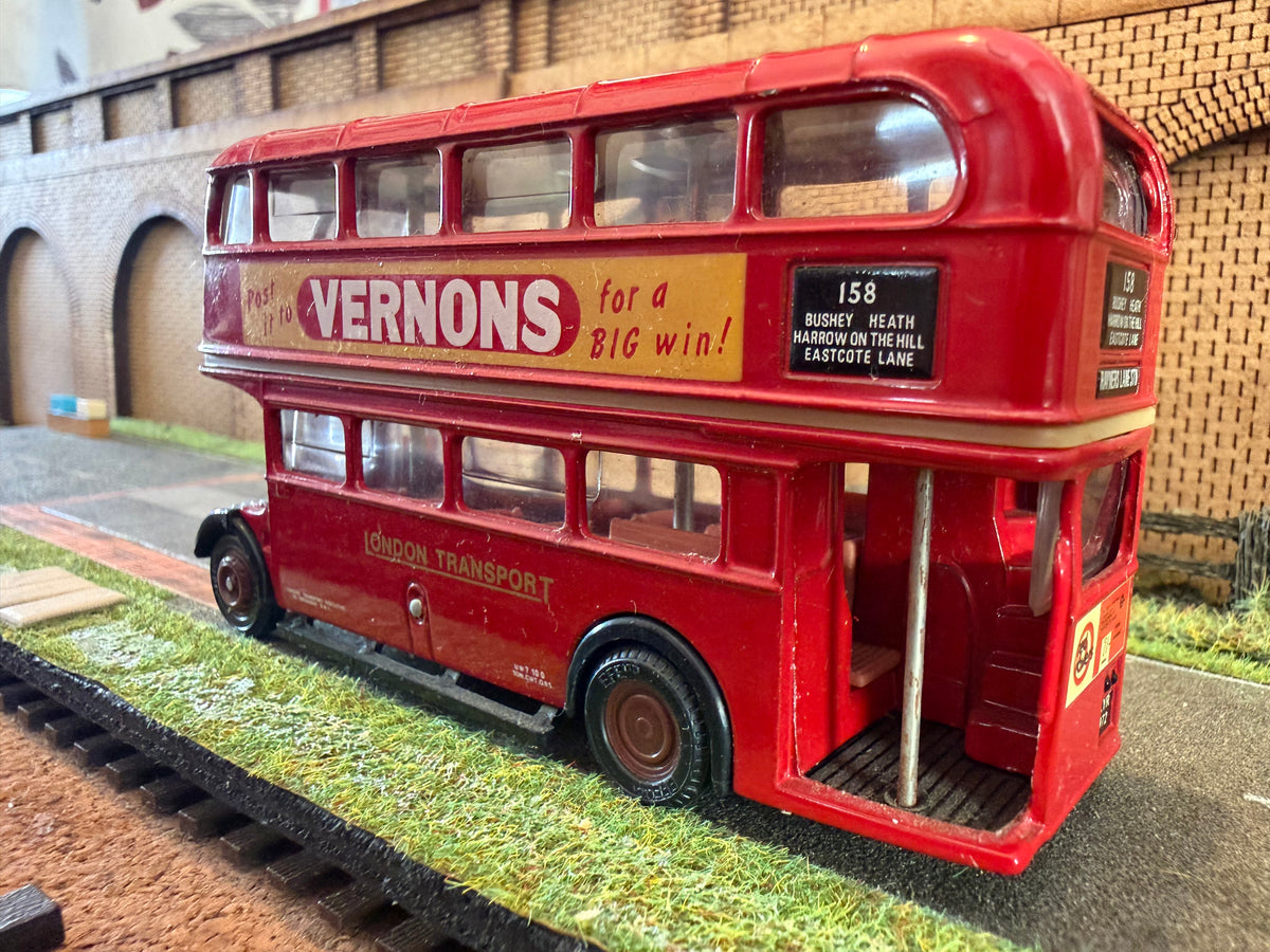 EFE 16404 (1:76 / OO) A.E.C Regent III RT, in London Transport Livery, Fleet No.RT3271 