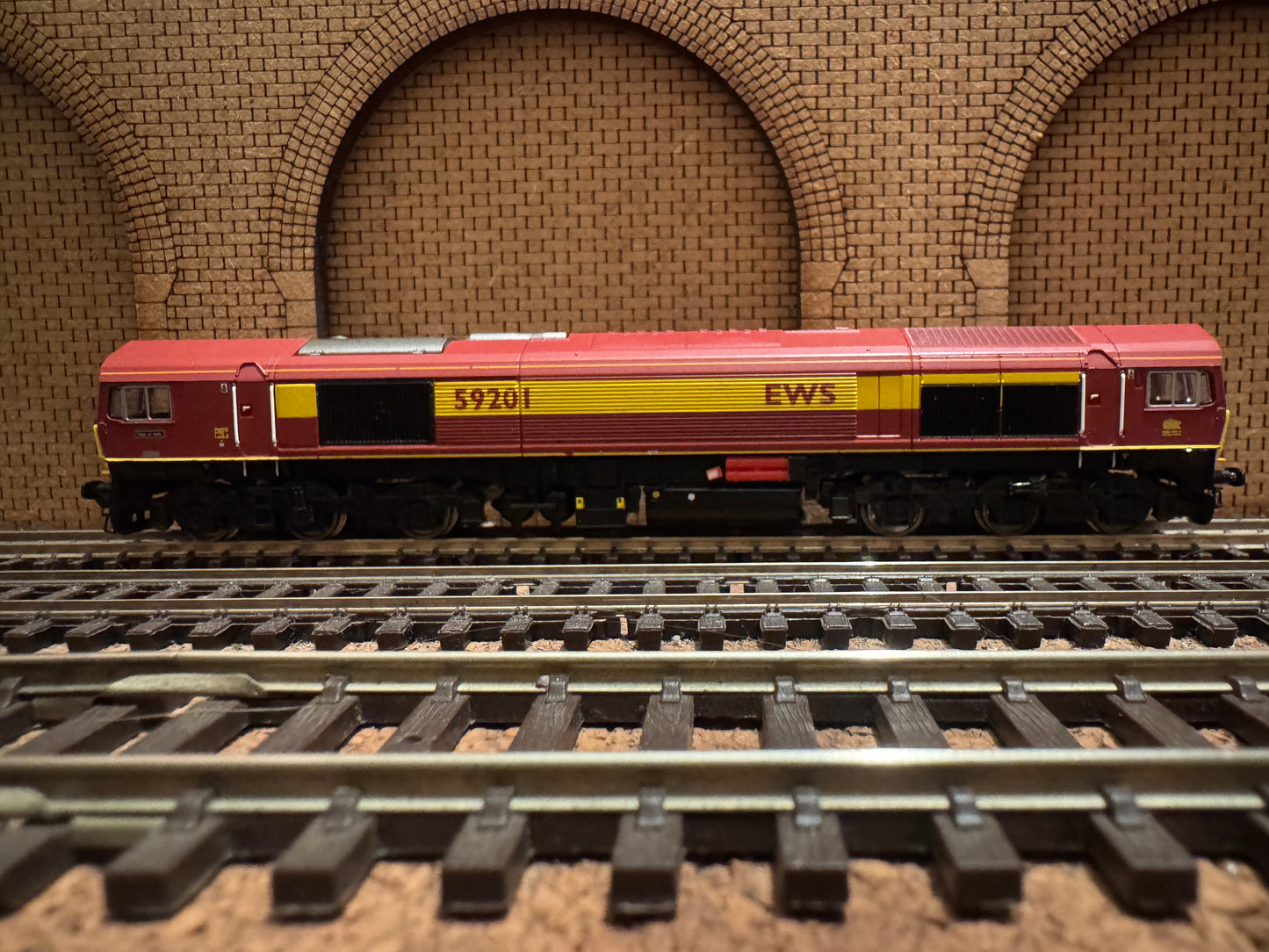 Dapol 2D-005-006 (N Gauge) Ex National Power, Class 59/2 No.59201 “Vale of York” in English Welsh & Scottish, Red and Gold. DCC Ready