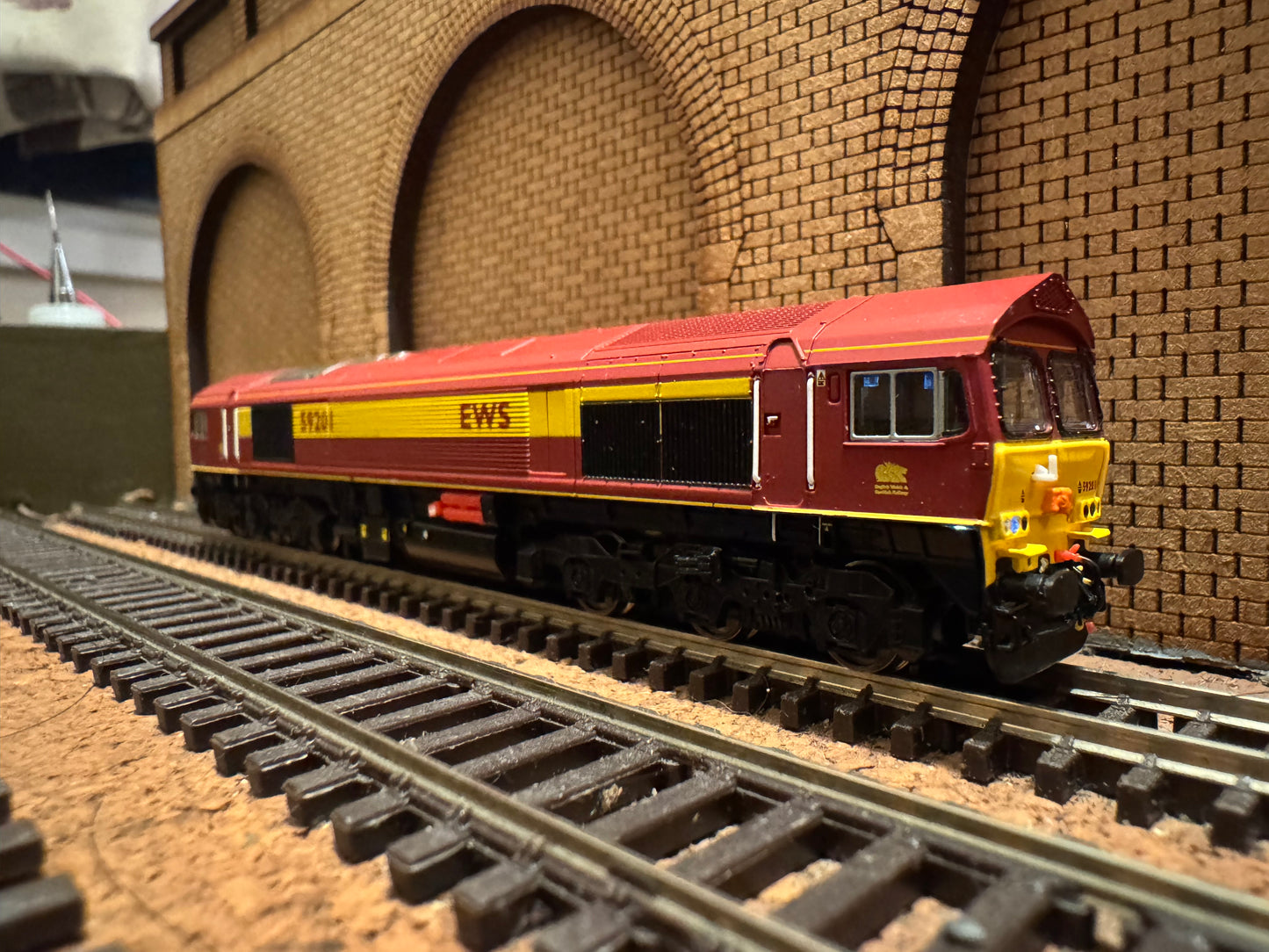 Dapol 2D-005-006 (N Gauge) Ex National Power, Class 59/2 No.59201 “Vale of York” in English Welsh & Scottish, Red and Gold. DCC Ready