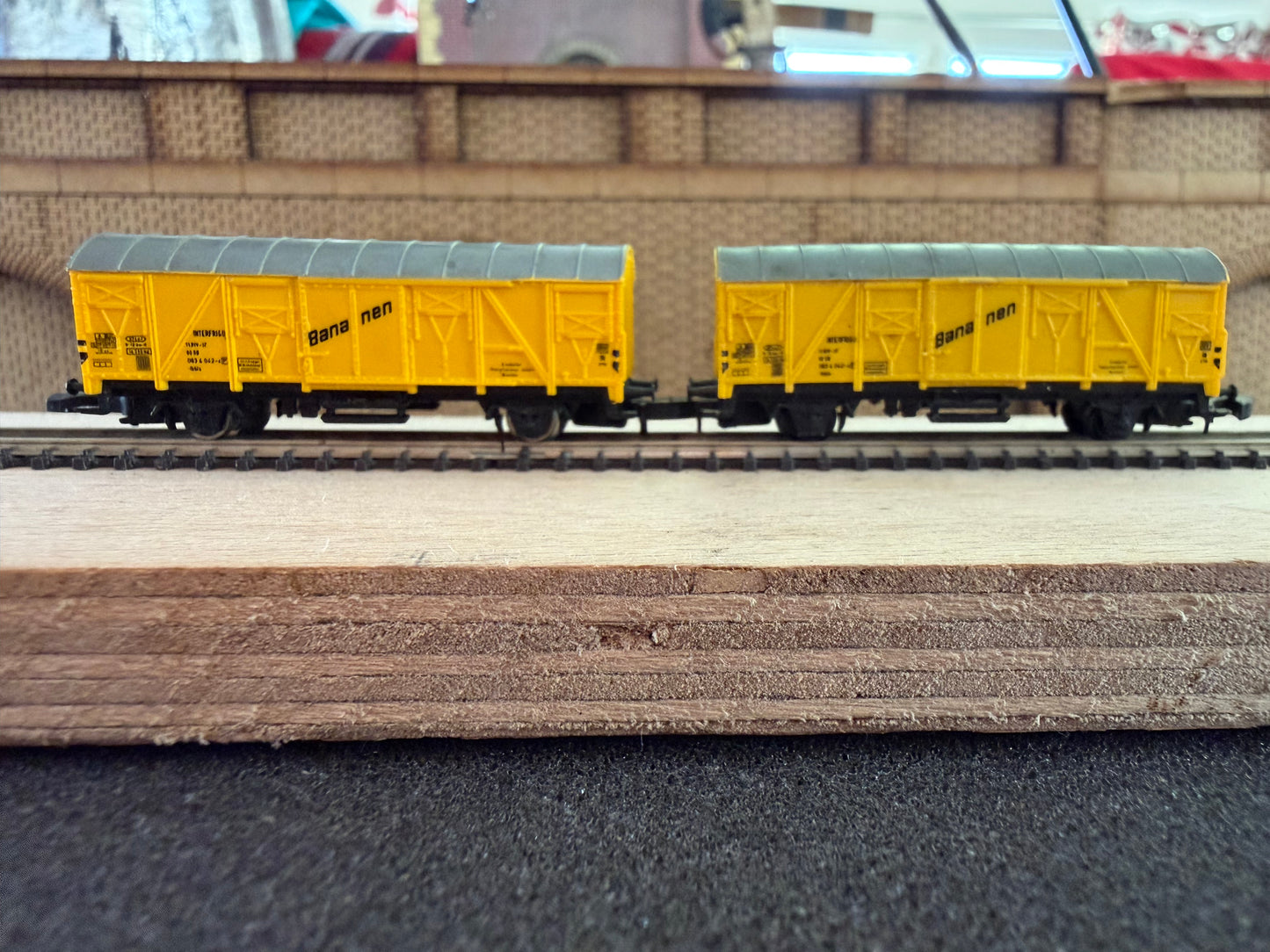 Marklin 8606 (Z) Deutscher Bahn Refrigerated Banana Wagons, No.083 6 042F. Set of Two 