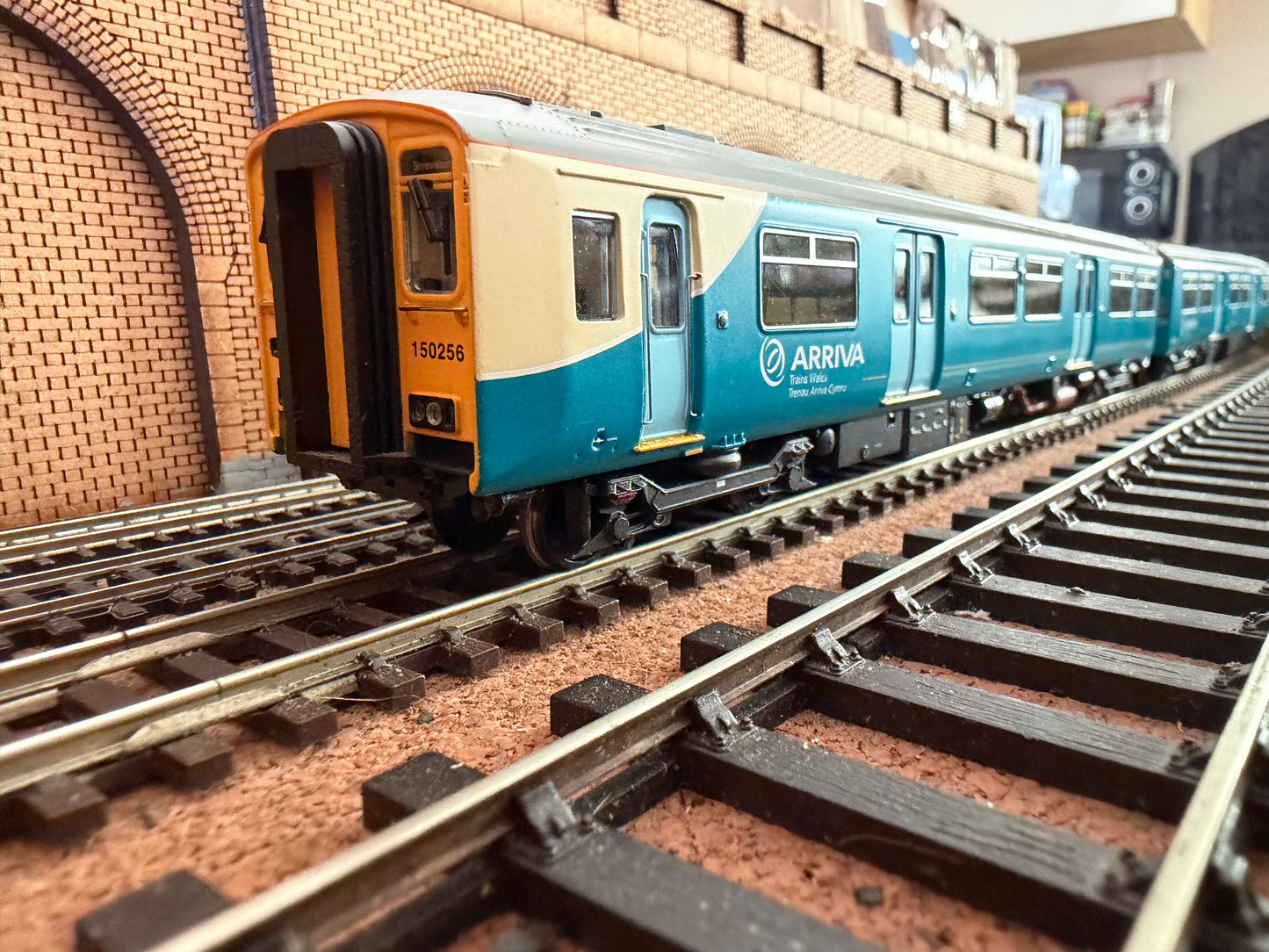 Bachmann 32-935 (OO) Ex British Rail Class 150/2 No.150256 in Arriva Trains Wales / Trenau Arriva Cymru livery. DCC Ready