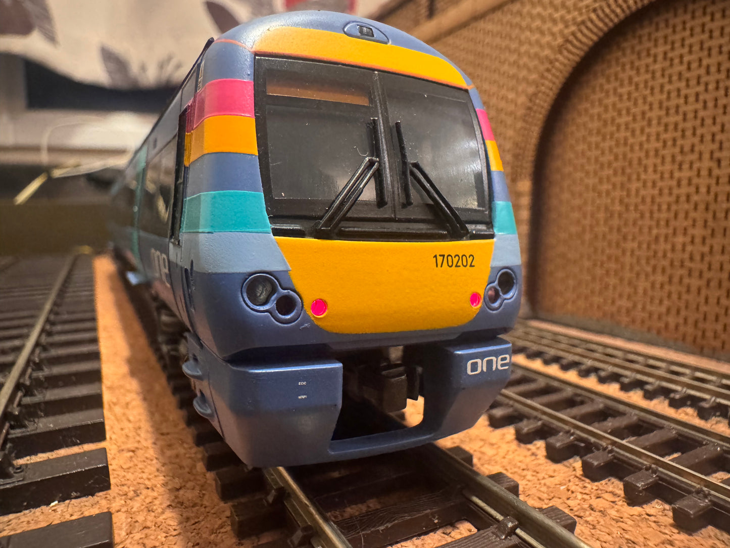 Bachmann 32-464 (OO) Adtranz / Bombardier Three Car Class 170 ‘Turbostar’ No.170202 in National Express’s ‘One Anglia’ livery.