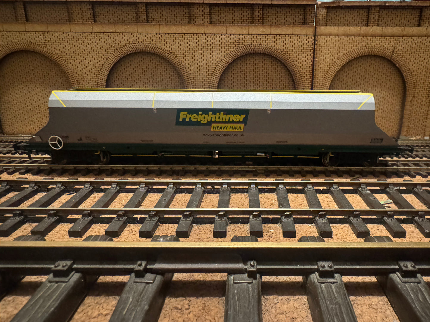 Bachmann 38-030A (OO) Freightliner 100T HHA Bogie Hopper with sliding end doors No.370429 in Freightliner Heavy Haul Livery with website address. 