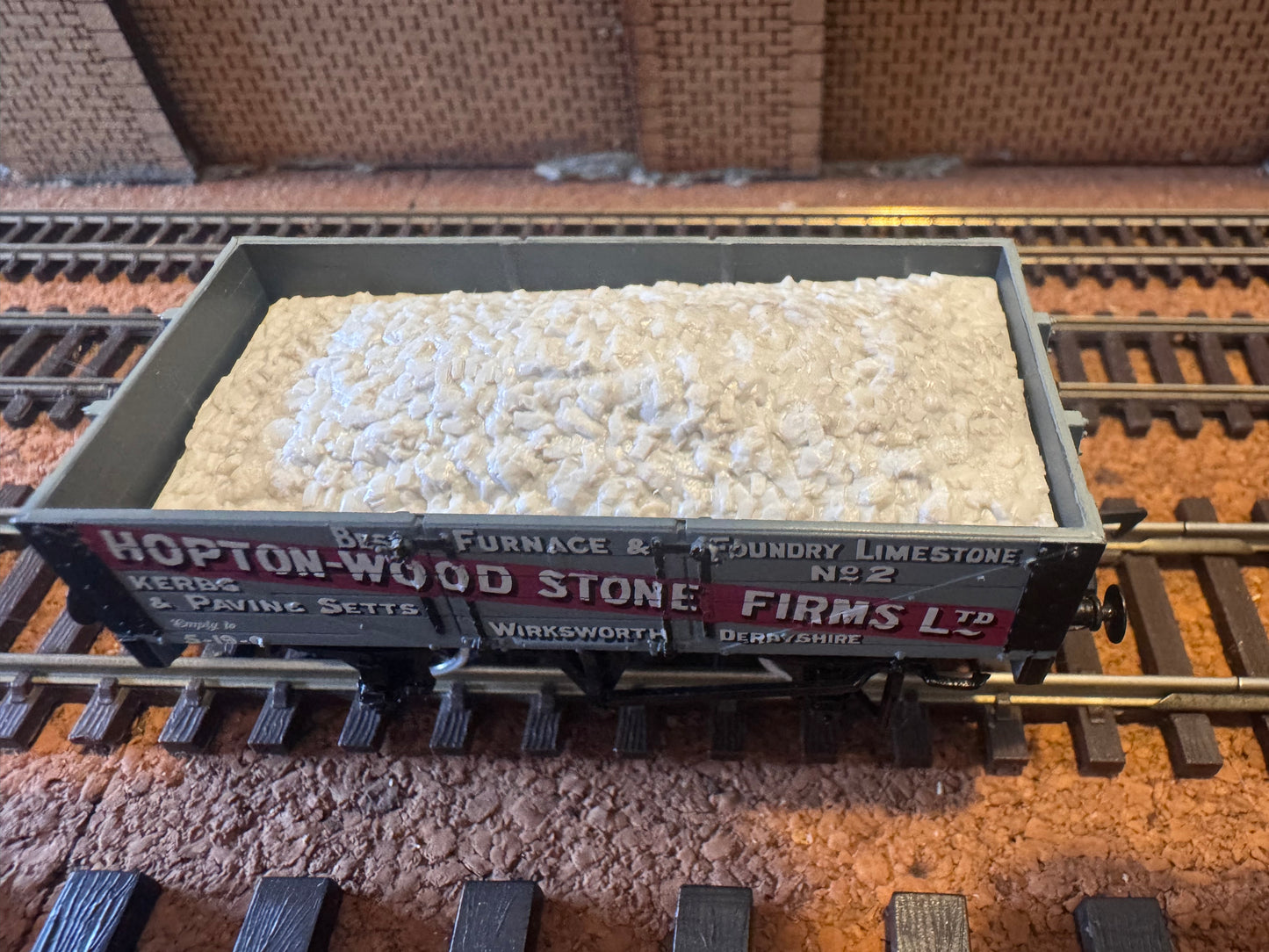 Bachmann 37-029 (OO) Hopton-Wood Stone Firms Ltd, Five Plank Wagon No.2 with load 