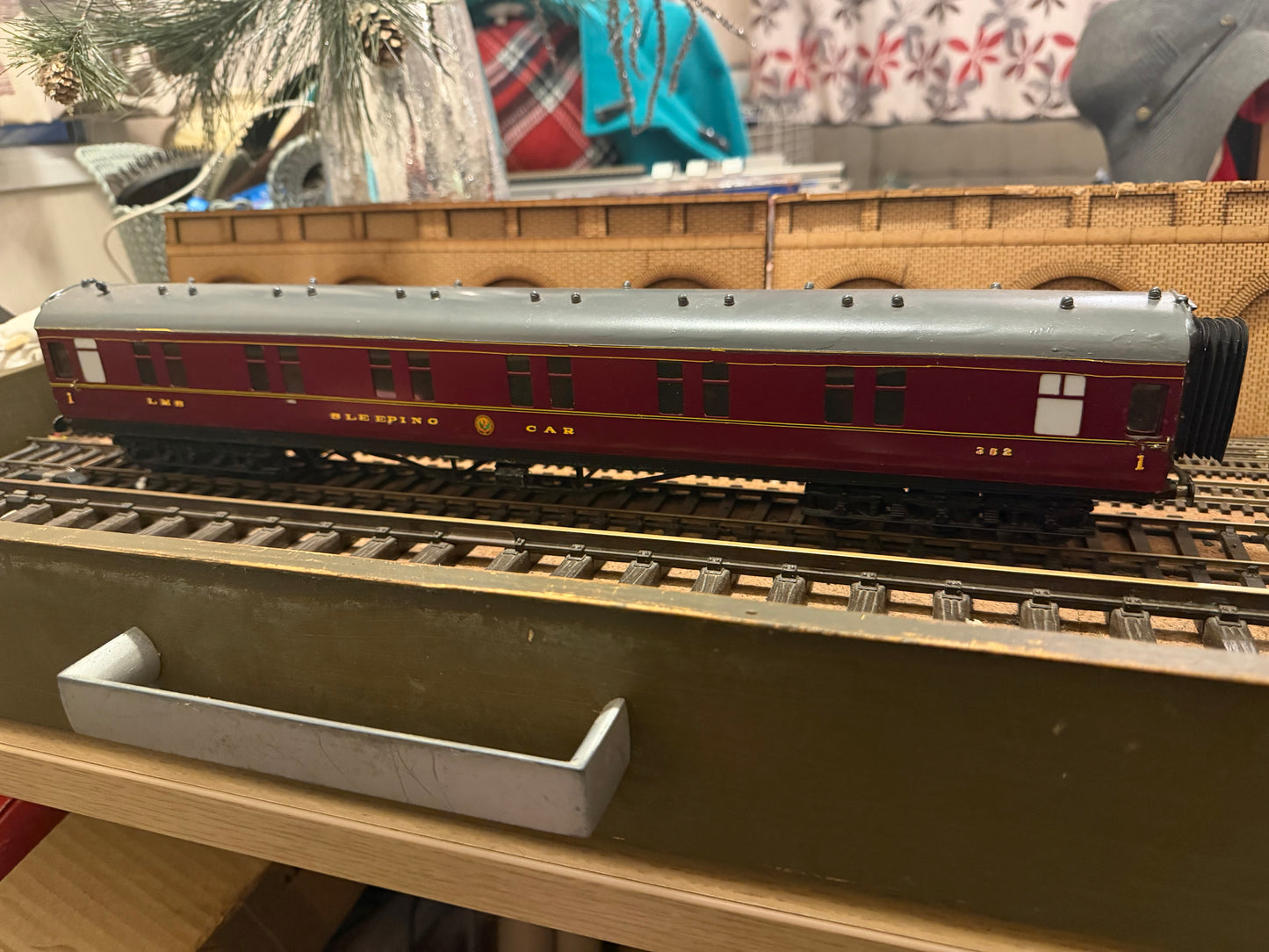 Westdale (O Gauge) London Midland Scottish Railway, 69ft Twelve Wheel Sleeping Coach No.352 in LMS Crimson 